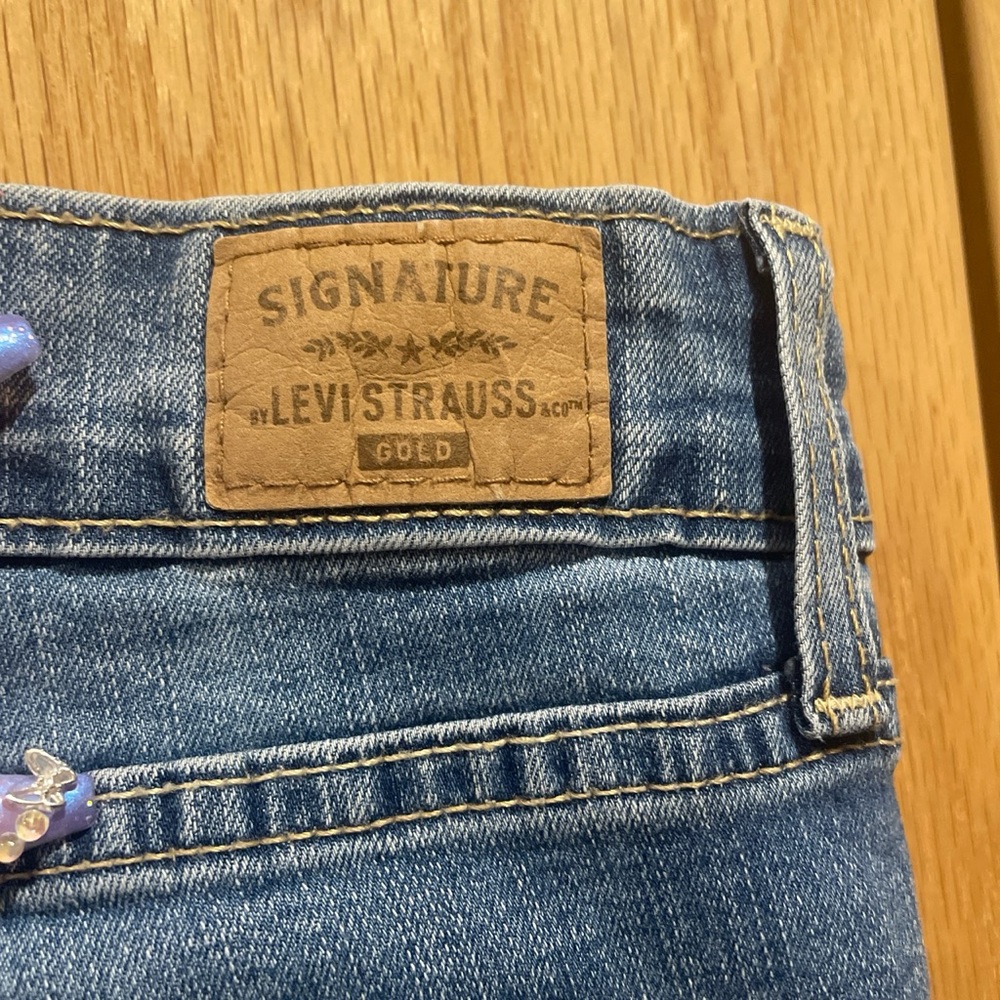 levi's medium wash mid rise boyfriend style jeans :)